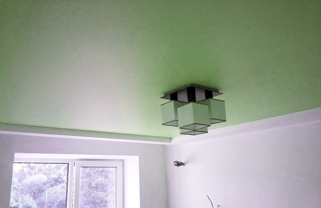 зеленый натяжной потолок